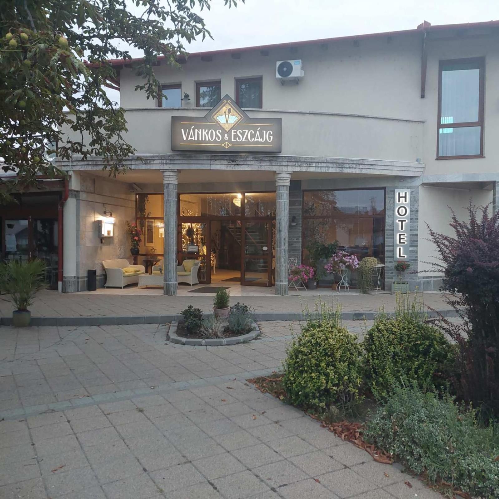 Vankos & Eszcajg Hotel Ujhartyan Luaran gambar